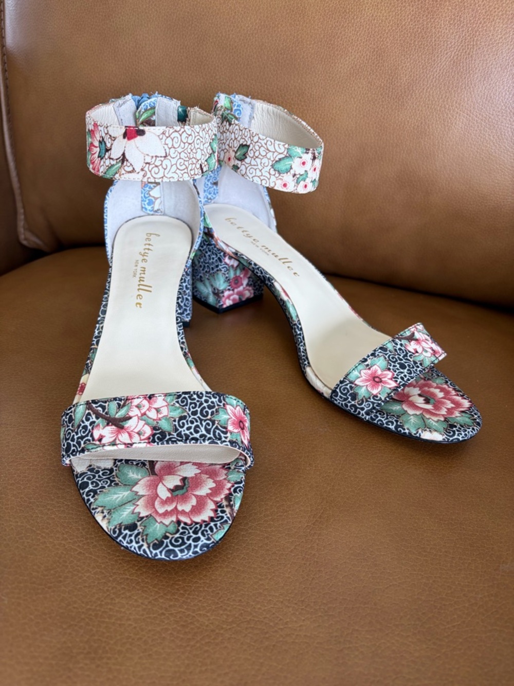Gorgeous Bettye Muller Tangle Black Multi Floral Block Heel . Size 10